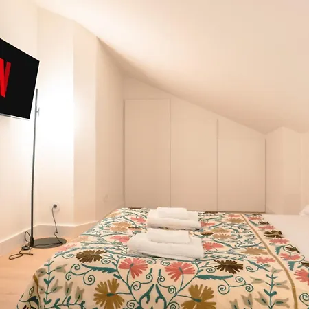 アパート Chic 1br Duplex W/ac Santa Catarina | By Airnest リスボン